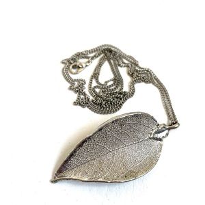 SINGLE SILVER PLATED TEXTURED LEAF CURLED PENDANT CHAIN LINK CLASP CLOSURE